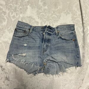Size 29 Levi’s light wash denim shorts!